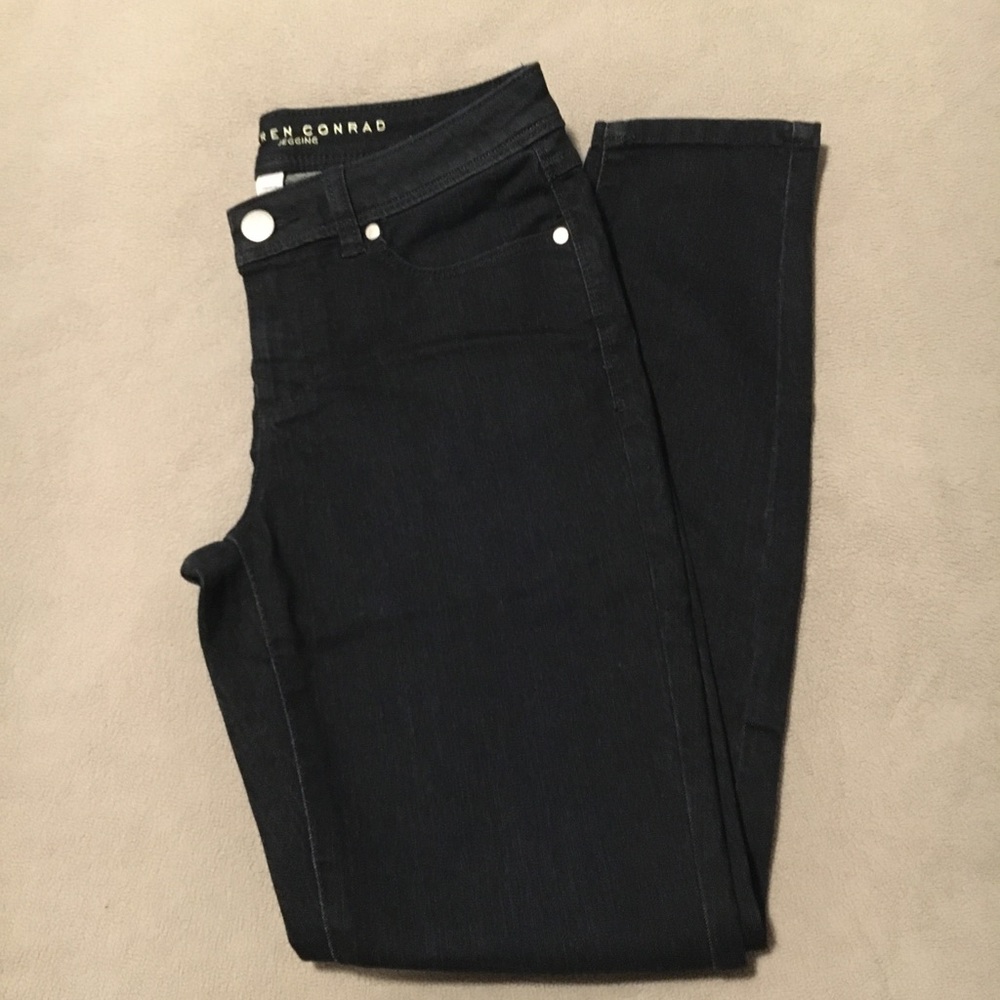 NWOT Lauren Conrad Jeggings size 6 in a dark wash.